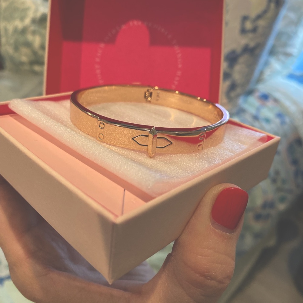 Rose gold bangle bracelet. Snap closure.
